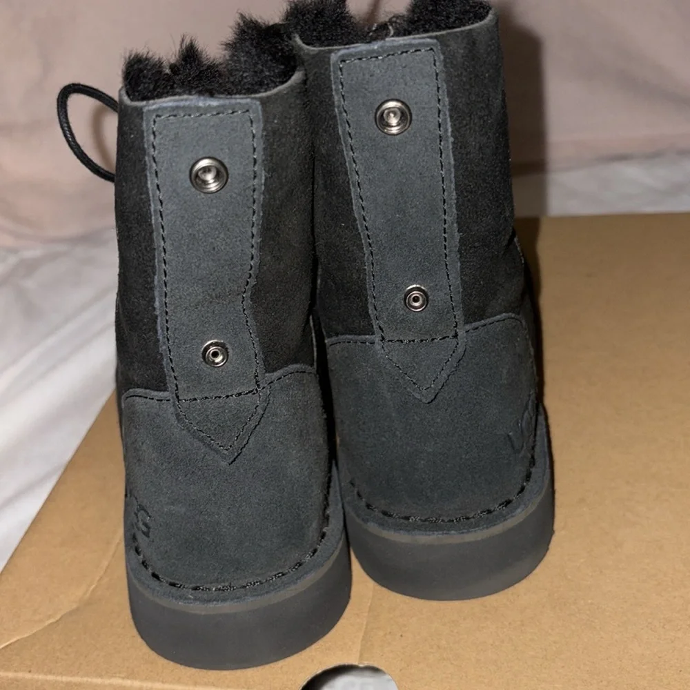 UGGS - Picture 5 of 7